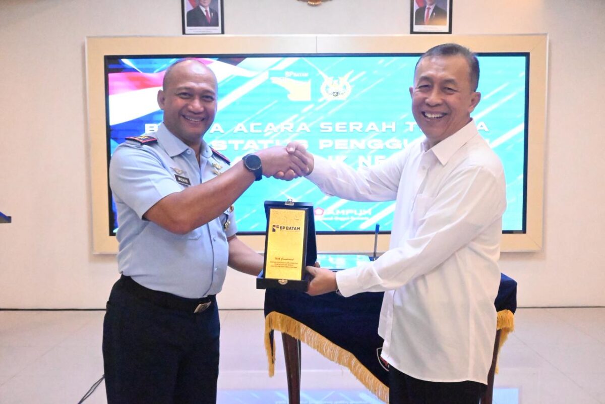 Anggota/Deputi Bidang Administrasi dan Keuangan BP Batam, Alexander Zulkarnain, menandatangani BAST bersama Panglima Komando Daerah TNI AU I, Marsekal Muda TNI Muzafar. Foto:Humas BP Batam