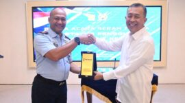 Anggota/Deputi Bidang Administrasi dan Keuangan BP Batam, Alexander Zulkarnain, menandatangani BAST bersama Panglima Komando Daerah TNI AU I, Marsekal Muda TNI Muzafar. Foto:Humas BP Batam