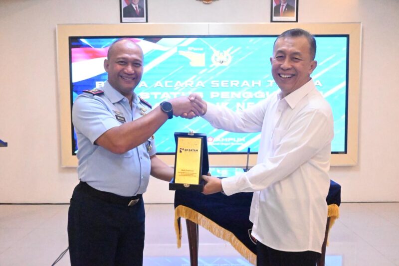 Anggota/Deputi Bidang Administrasi dan Keuangan BP Batam, Alexander Zulkarnain, menandatangani BAST bersama Panglima Komando Daerah TNI AU I, Marsekal Muda TNI Muzafar. Foto:Humas BP Batam