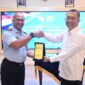 Anggota/Deputi Bidang Administrasi dan Keuangan BP Batam, Alexander Zulkarnain, menandatangani BAST bersama Panglima Komando Daerah TNI AU I, Marsekal Muda TNI Muzafar. Foto:Humas BP Batam
