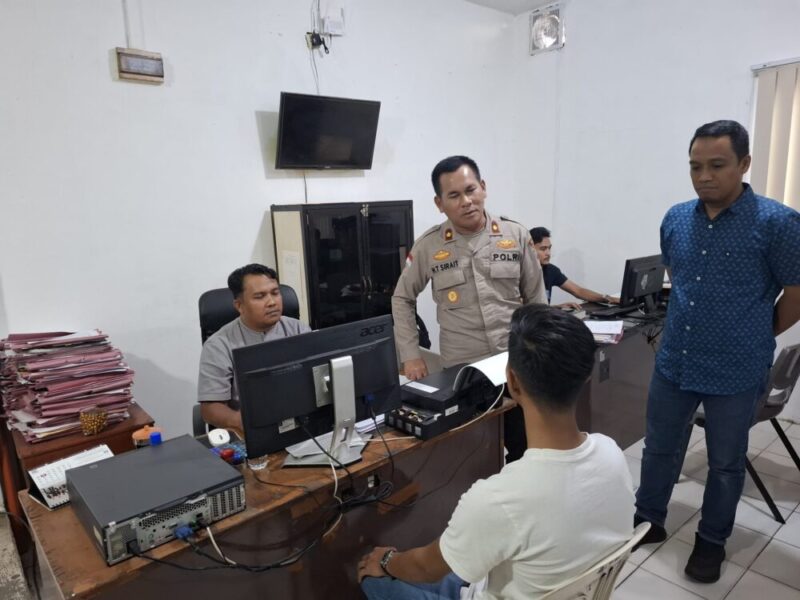 Pelaku saat memberikan keterangan di Polsek Sekupang, kasusnya berakhir dalam setelah keluarga dan pelaku berdamai, Sabtu (7/2/2026). Matapedia6.com/Dok Polsek Sekupang
