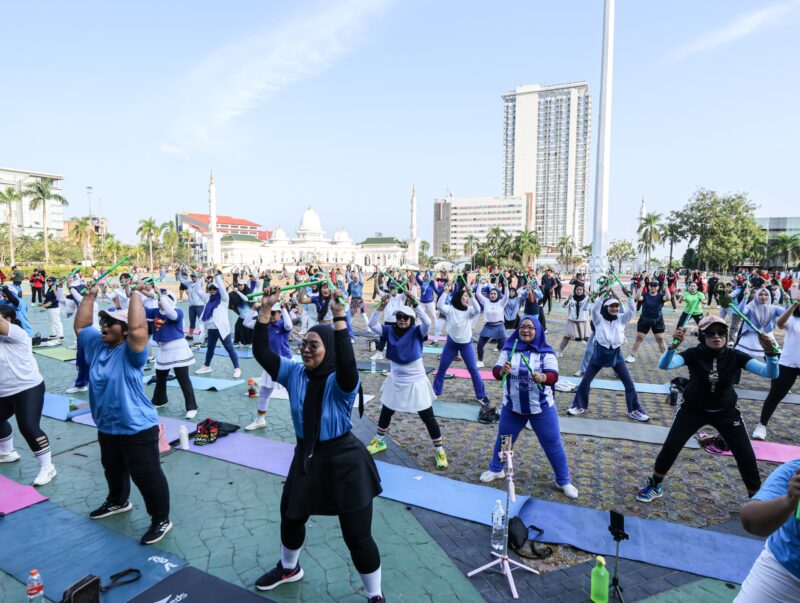 Ratusan warga Batam memadati Lapangan Engku Putri dalam Panbil Wellness Weekend. Zumba Party dan Poundfit Vaganza, Minggu (8/2/2026). Foto:Istimewa