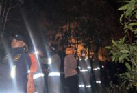 Petugas pemadam kebakaran baik dari Damkar Pemko Batam, BP Batam, dan pihak kepolisian berjibaku padamkan api di hutan Mata Kucing, Senin (9/2/2026) dini hari. Matapedia6.com/Dok Humas Polda