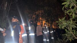 Petugas pemadam kebakaran baik dari Damkar Pemko Batam, BP Batam, dan pihak kepolisian berjibaku padamkan api di hutan Mata Kucing, Senin (9/2/2026) dini hari. Matapedia6.com/Dok Humas Polda