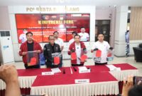 Kasat Reskrim Polresta Barelang Kompol M. Debby Tri Andrestian, didampingi Kasihumas AKP Budi Santosa serta jajaran penyidik lainnya, di Lobby Polresta Barelang, Senin (9/2/2026). Matapedia6.com/Dok Polresta 