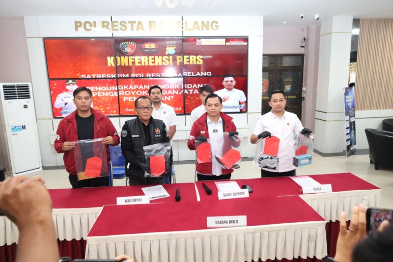 Kasat Reskrim Polresta Barelang Kompol M. Debby Tri Andrestian, didampingi Kasihumas AKP Budi Santosa serta jajaran penyidik lainnya, di Lobby Polresta Barelang, Senin (9/2/2026). Matapedia6.com/Dok Polresta 
