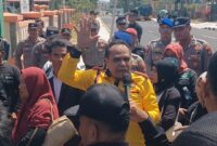 Warga Sumatera Barat yang berunjukrasa di depan pengadilan Negeri Batam. Anggota DPRD Batam Arlon Veristo tegas meminta pengadilan tidak memecah belah persaudaraan warga Sumatera Barat di Batam, Selasa (10/2/2026). Matapedia6.com/Luci