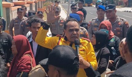 Warga Sumatera Barat yang berunjukrasa di depan pengadilan Negeri Batam. Anggota DPRD Batam Arlon Veristo tegas meminta pengadilan tidak memecah belah persaudaraan warga Sumatera Barat di Batam, Selasa (10/2/2026). Matapedia6.com/Luci