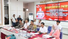 Kapolresta Barelang Kombes Pol Anggoro Wicaksono pimpin ungkap kasus asusila yang dilakukan guru SMKN 1 Batam, di lobi utama Polresta Barelang, Rabu (11/2/2026). Matapedia6.com/Dok Polresta