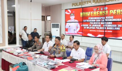 Kapolresta Barelang Kombes Pol Anggoro Wicaksono pimpin ungkap kasus asusila yang dilakukan guru SMKN 1 Batam, di lobi utama Polresta Barelang, Rabu (11/2/2026). Matapedia6.com/Dok Polresta