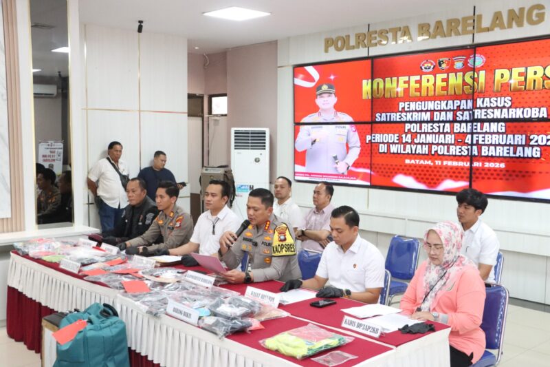 Kapolresta Barelang Kombes Pol Anggoro Wicaksono pimpin ungkap kasus asusila yang dilakukan guru SMKN 1 Batam, di lobi utama Polresta Barelang, Rabu (11/2/2026). Matapedia6.com/Dok Polresta