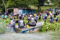 Tim dari bidang perairan BP Batam melakukan pembersihan Eceng gondok yang tumbuh subur di Dam Muka Kuning. Langkah ini untuk memperlambat penurunan debit air di Dam Muka Kuning. Matapedia6.com/Dok BP Batam