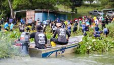 Tim dari bidang perairan BP Batam melakukan pembersihan Eceng gondok yang tumbuh subur di Dam Muka Kuning. Langkah ini untuk memperlambat penurunan debit air di Dam Muka Kuning. Matapedia6.com/Dok BP Batam