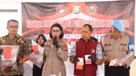 Kabid Humas Polda Kepri, Nona Pricillia Ohei, pimpin ungkap kasus sepanjang Januari hingga 11 Februari 2026 di lobi utama Polda Kepri, Kamis (12/2/2026). Matapedia6.com/Dok Humas Polda