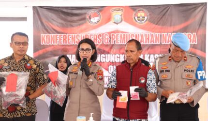 Kabid Humas Polda Kepri, Nona Pricillia Ohei, pimpin ungkap kasus sepanjang Januari hingga 11 Februari 2026 di lobi utama Polda Kepri, Kamis (12/2/2026). Matapedia6.com/Dok Humas Polda