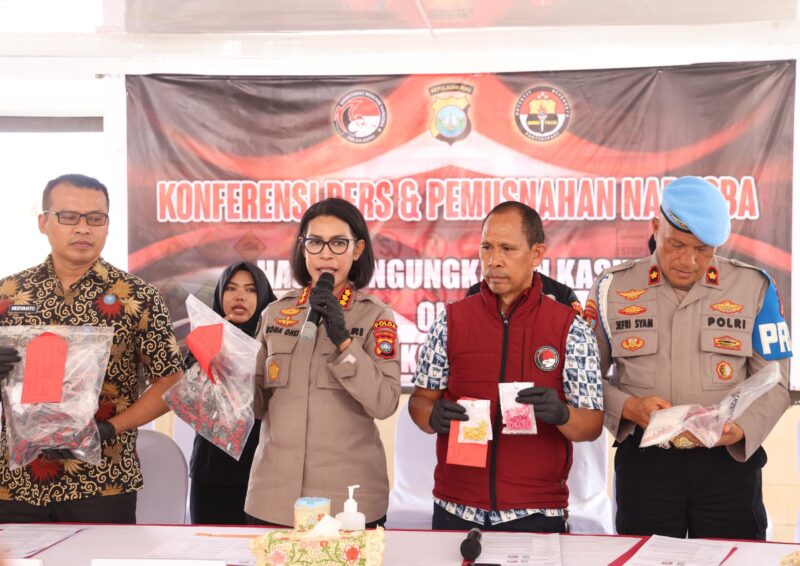Kabid Humas Polda Kepri, Nona Pricillia Ohei, pimpin ungkap kasus sepanjang Januari hingga 11 Februari 2026 di lobi utama Polda Kepri, Kamis (12/2/2026). Matapedia6.com/Dok Humas Polda