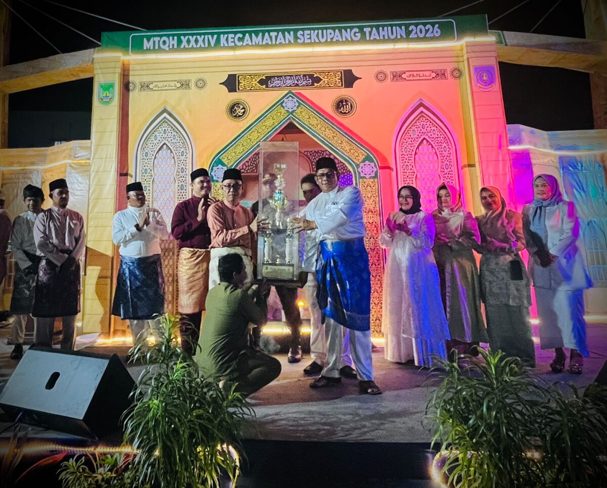 Lurah Tanjung Pinggir Agus saat menerima piala tropi dalam lompa MTQH XXIV Kecamatan Sekupang pada Sabtu (14/2/2026). Foto:untuk matapedia