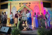 Lurah Tanjung Pinggir Agus saat menerima piala tropi dalam lompa MTQH XXIV Kecamatan Sekupang pada Sabtu (14/2/2026). Foto:untuk matapedia