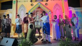 Lurah Tanjung Pinggir Agus saat menerima piala tropi dalam lompa MTQH XXIV Kecamatan Sekupang pada Sabtu (14/2/2026). Foto:untuk matapedia