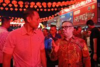 Menko AHY bersama Wakil Gubernur Kepri Nyayang saat perayaan Imlek di Batam pada Senin (16/2/2026). Foto:Ist