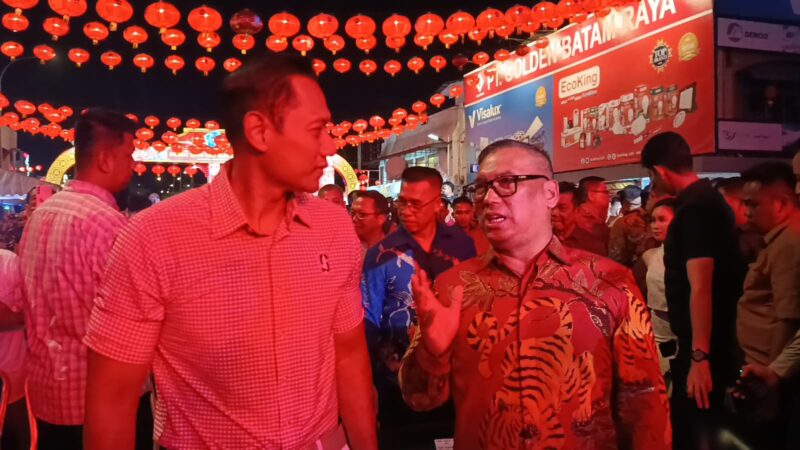Menko AHY bersama Wakil Gubernur Kepri Nyayang saat perayaan Imlek di Batam pada Senin (16/2/2026). Foto:Ist