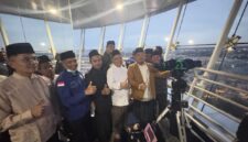 Kemenag Batam Budi Darmawan bersama Ormas Islam usai memantau hilal di Menara Masjid Agung Sultan Mahmud Riayat Syah pada Selasa (17/2/2026). Foto:Rega/matapedia
