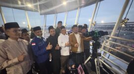 Kemenag Batam Budi Darmawan bersama Ormas Islam usai memantau hilal di Menara Masjid Agung Sultan Mahmud Riayat Syah pada Selasa (17/2/2026). Foto:Rega/matapedia