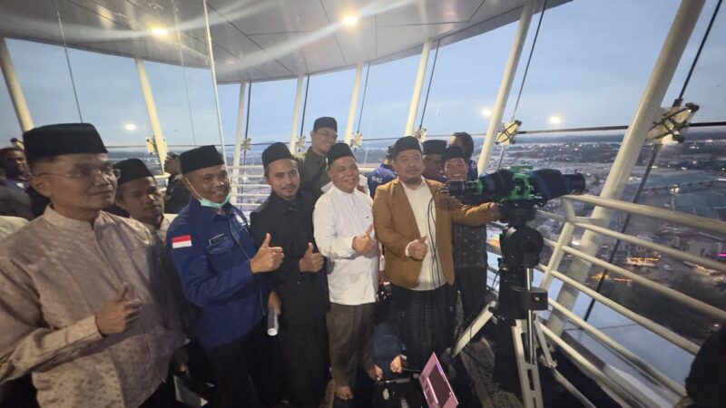 Kemenag Batam Budi Darmawan bersama Ormas Islam usai memantau hilal di Menara Masjid Agung Sultan Mahmud Riayat Syah pada Selasa (17/2/2026). Foto:Rega/matapedia