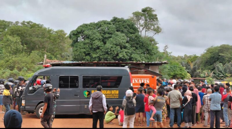 Lokasi penemuan pria yang ga tujuh diri di gubuk di daerah Simpang Tobing, Kecamatan Batuaji, dikerumi warga, Rabu (18/2/2026). Matapedia6.com/Istimewa