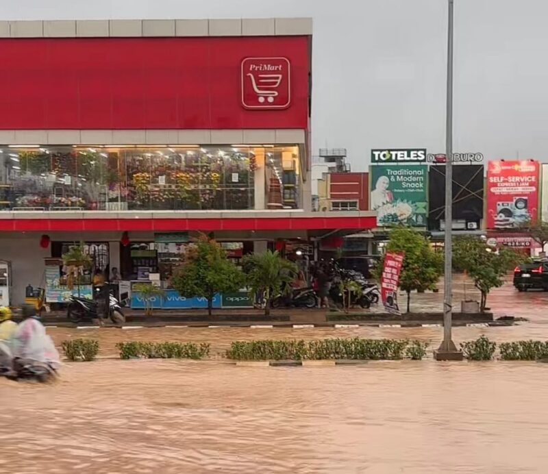 Kondisi genangan air di jalan Tiban I Sekupang Kota Batam, saat hujan deras guyur Batam sejak siang hari, Kamis (19/2/2026). Matapedia6.com/Istimewa