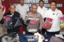 Wakapolsek AKP Gunawan Husen, didampingi Kasi Humas Polresta Barelang AKP Budi Santosa dan Kanit Reskrim Iptu Rahmat Susanto saat menunjukkan barang bukti curas dalam jumpa pers di Polsek Nongsa. Foto:Ist