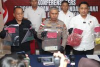 Wakapolsek AKP Gunawan Husen, didampingi Kasi Humas Polresta Barelang AKP Budi Santosa dan Kanit Reskrim Iptu Rahmat Susanto saat menunjukkan barang bukti curas dalam jumpa pers di Polsek Nongsa. Foto:Ist