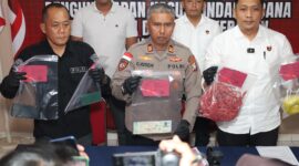 Wakapolsek AKP Gunawan Husen, didampingi Kasi Humas Polresta Barelang AKP Budi Santosa dan Kanit Reskrim Iptu Rahmat Susanto saat menunjukkan barang bukti curas dalam jumpa pers di Polsek Nongsa. Foto:Ist
