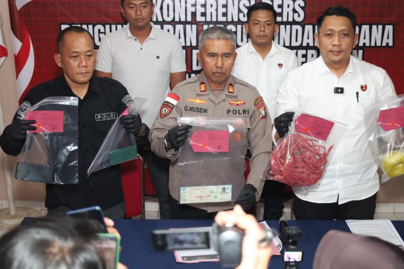 Wakapolsek AKP Gunawan Husen, didampingi Kasi Humas Polresta Barelang AKP Budi Santosa dan Kanit Reskrim Iptu Rahmat Susanto saat menunjukkan barang bukti curas dalam jumpa pers di Polsek Nongsa. Foto:Ist