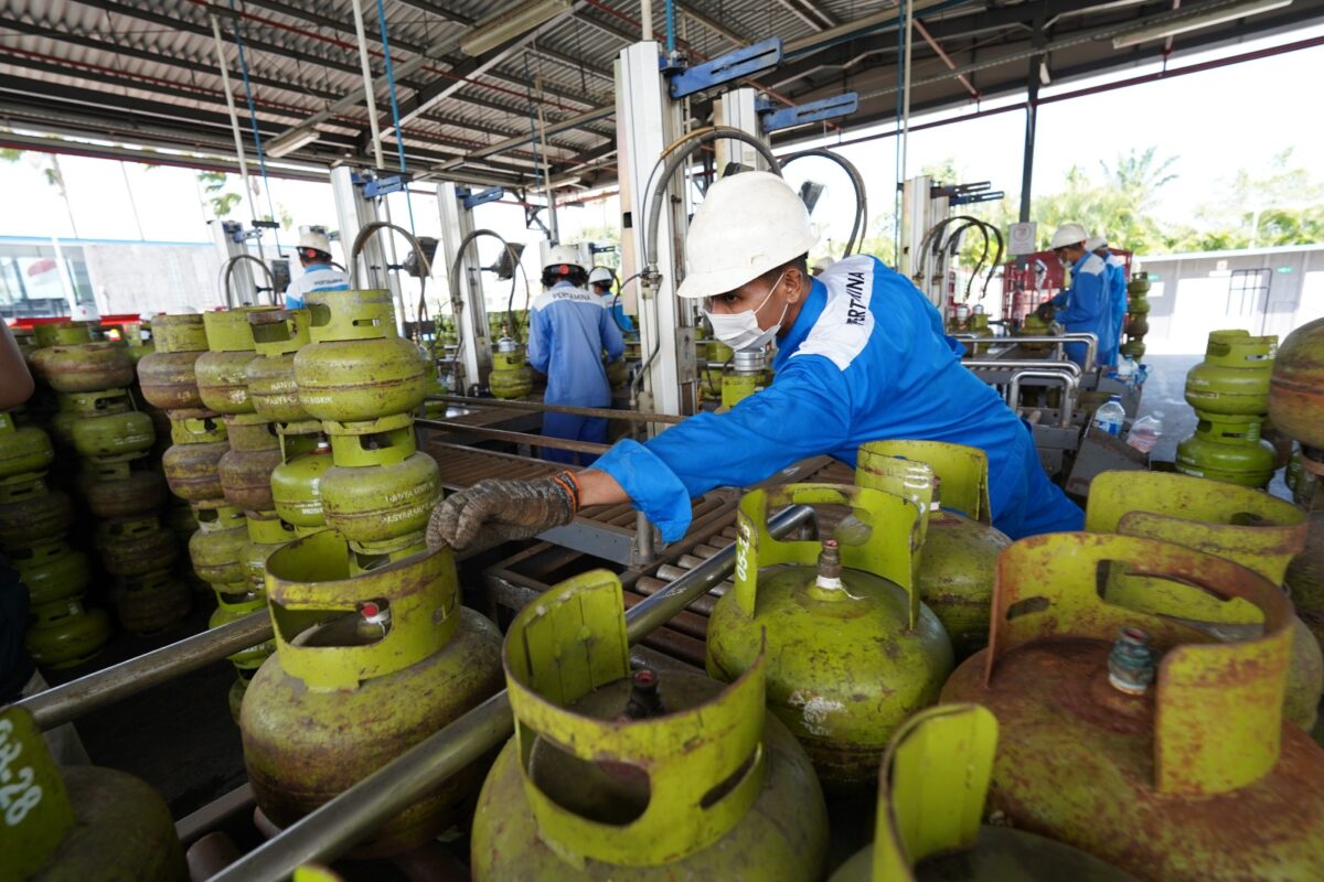 Petugas pertamina Patra Niaga melihatkan gas LPG 3 Kg untuk distribusi ke masyarakat. Foto:Ist