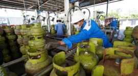 Petugas pertamina Patra Niaga melihatkan gas LPG 3 Kg untuk distribusi ke masyarakat. Foto:Ist