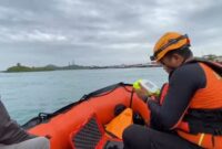 Tim Basarnas menggunakan alat deteksi jenazah cari pria lompat dari jembatan III Barelang Batam. Pencarian hari ketiga masih nihil, Jumat (20/2/2026).