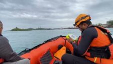 Tim Basarnas menggunakan alat deteksi jenazah cari pria lompat dari jembatan III Barelang Batam. Pencarian hari ketiga masih nihil, Jumat (20/2/2026).