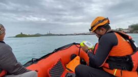 Tim Basarnas menggunakan alat deteksi jenazah cari pria lompat dari jembatan III Barelang Batam. Pencarian hari ketiga masih nihil, Jumat (20/2/2026).