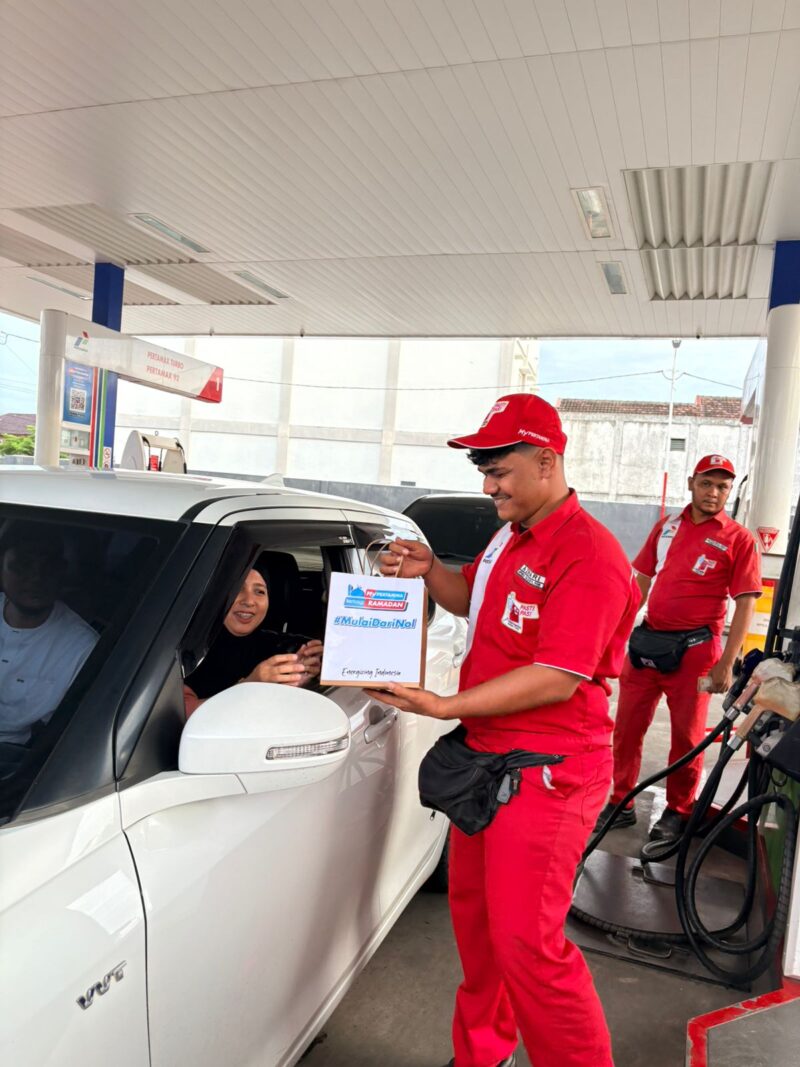 Petugas SPBU di salah satu wilayah Medan. Foto:Ist 