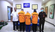 Tiga tersangka Bank BPR diserahkan OJK ke Kejari Depok. Foto:OJK Kepri