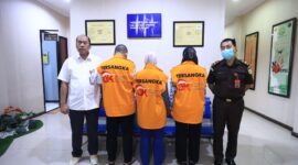 Tiga tersangka Bank BPR diserahkan OJK ke Kejari Depok. Foto:OJK Kepri