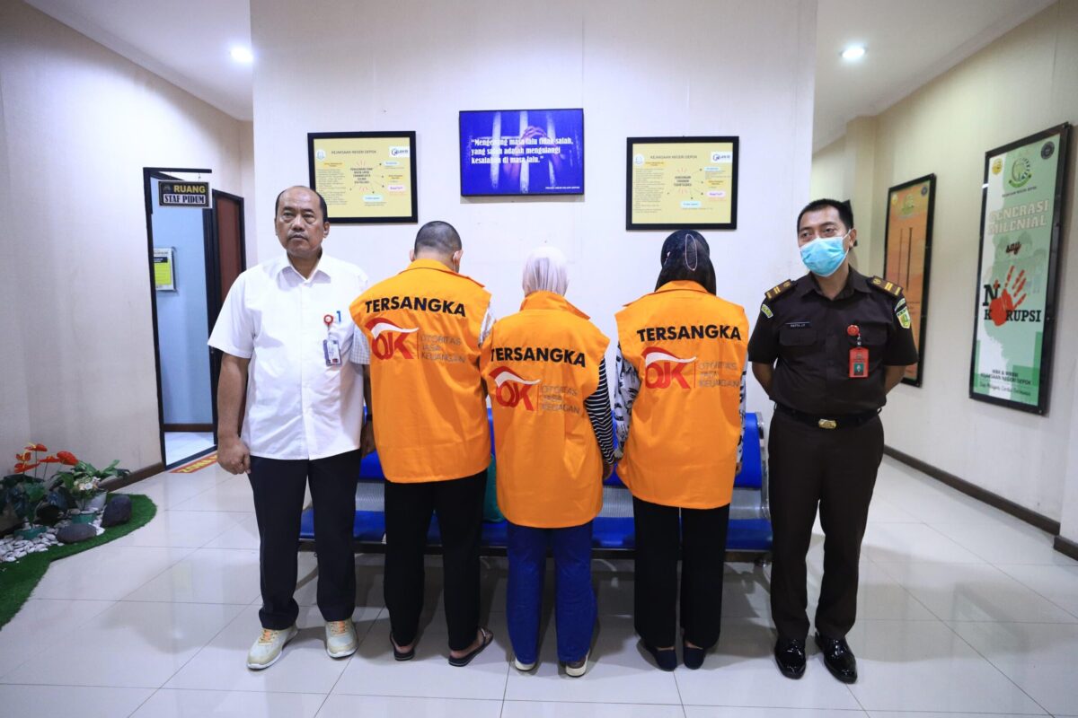 Tiga tersangka Bank BPR diserahkan OJK ke Kejari Depok. Foto:OJK Kepri
