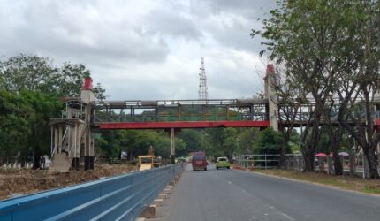 Pembatas jalan dipasang dilokasi pelayaran jalan R Suprapto mulai dari Simpang Muka Kuning hingga depan Rusun Muka Kuning, Selasa (24/2/2026). Matapedia6.com/Luci