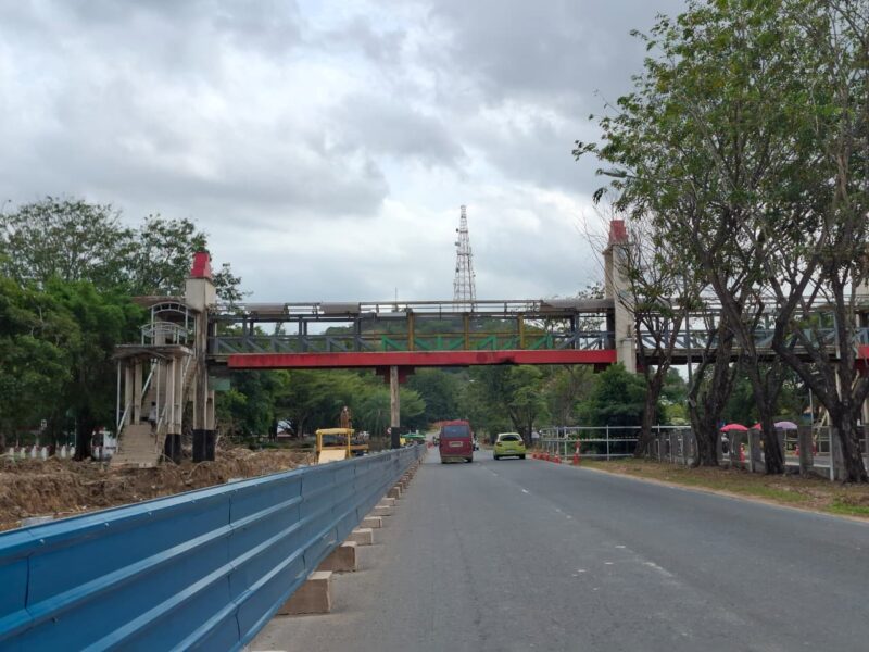 Pembatas jalan dipasang dilokasi pelayaran jalan R Suprapto mulai dari Simpang Muka Kuning hingga depan Rusun Muka Kuning, Selasa (24/2/2026). Matapedia6.com/Luci