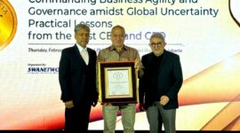 Presiden Direktur JNE, Mohamad Feriadi Soeprapto, menyabet penghargaan Indonesia Best CEO 2025 yang digelar SWA Media Group. Foto:Istimewa