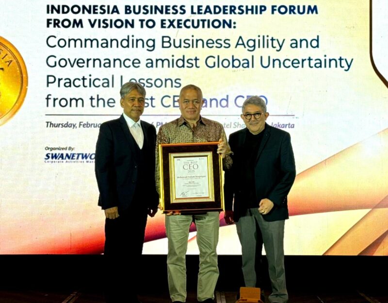 Presiden Direktur JNE, Mohamad Feriadi Soeprapto, menyabet penghargaan Indonesia Best CEO 2025 yang digelar SWA Media Group. Foto:Istimewa