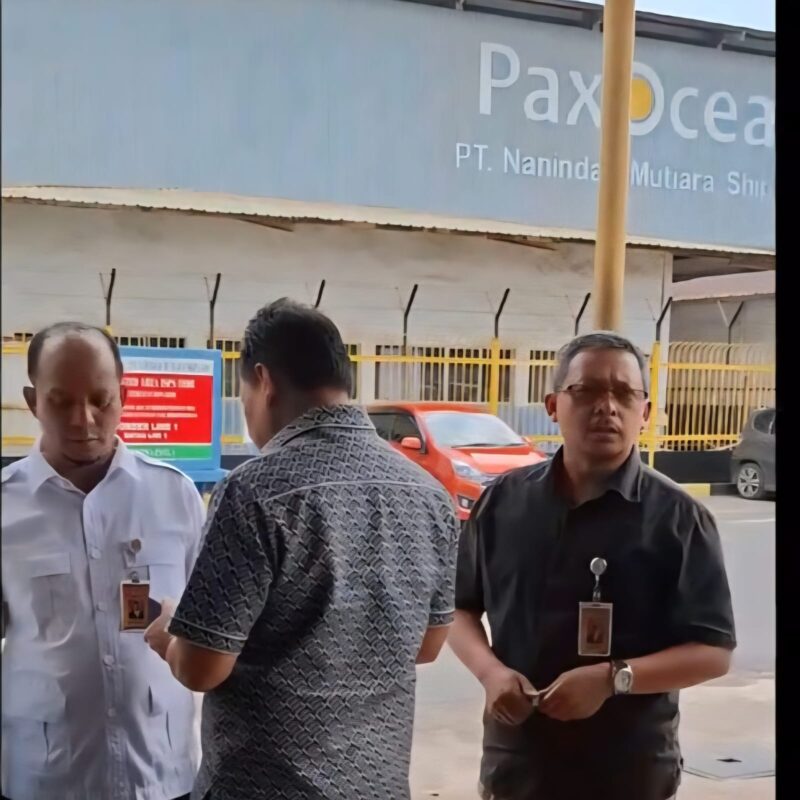 Komisi III DPRD Kota Batam saat berada didepan pos sekuriti PT Nanindah Mutiara Shipyard, Tanjunguncang, Rabu (25/2/2026). Matapedia6.com/Istimewa