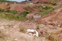 Saluran drainase di perumahan laguna yang dulunya rawa sebagai daerah resapan air, sudah ditimbun dan kondisi saluran semakin mengecil, Jumat (27/2/2026). Matapedia6.com/Luci