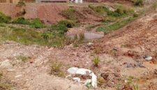 Saluran drainase di perumahan laguna yang dulunya rawa sebagai daerah resapan air, sudah ditimbun dan kondisi saluran semakin mengecil, Jumat (27/2/2026). Matapedia6.com/Luci